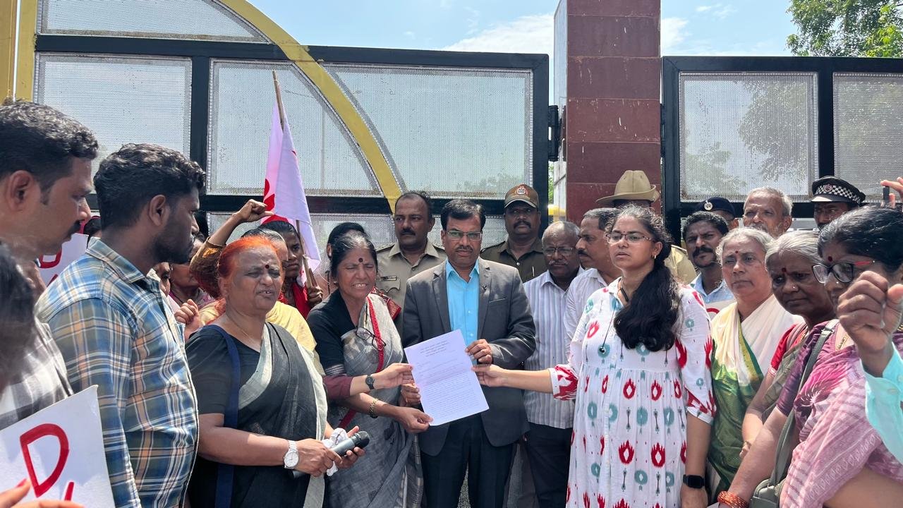 ಪ್ರತಿಭಟನೆ ನಡೆಸುತ್ತಿರುವ ಜನವಾದಿ ಮಹಿಳಾ ಸಂಘಟನೆ, ಎಸ್‌ಎಫ್‌ಐ, ಡಿವೈಎಫ್‌ಐ ಸದಸ್ಯರು ಸಿಯುಕೆ ಗೇಟ್ ಎದುರು ಪ್ರತಿಭಟನೆಯಲ್ಲಿ ಭಾಗವಹಿಸುತ್ತಿರುವ ದೃಶ್ಯ.